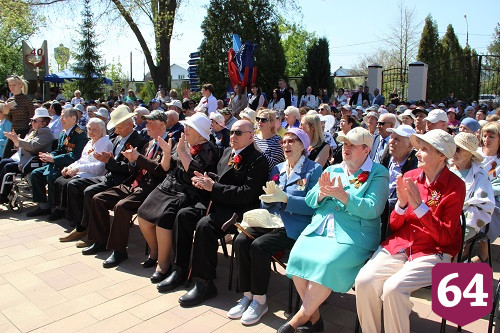 Герой России Александр Янклович поздравил с Днем Победы ветерана, проживающую в Энгельсском доме-интернате