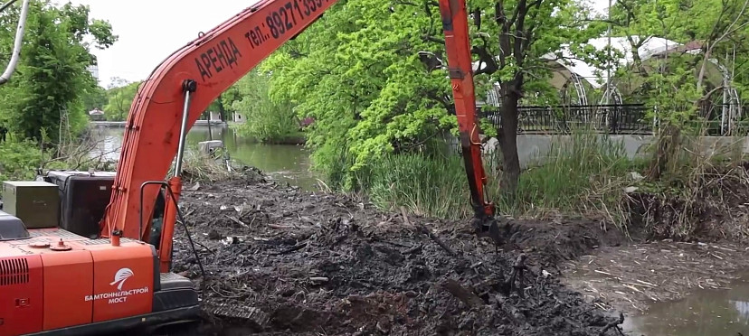 В городском парке Саратова чистят пруд